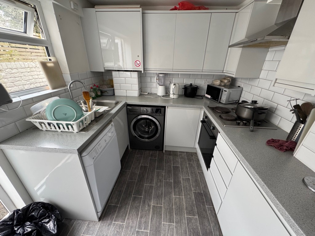 Lot: 7 - FREEHOLD RESIDENTIAL INVESTMENT - Kitchen